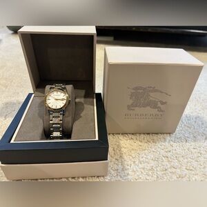 Women Burberry Watch Need Battery Original Box Extra Band Pieces Gold Silver